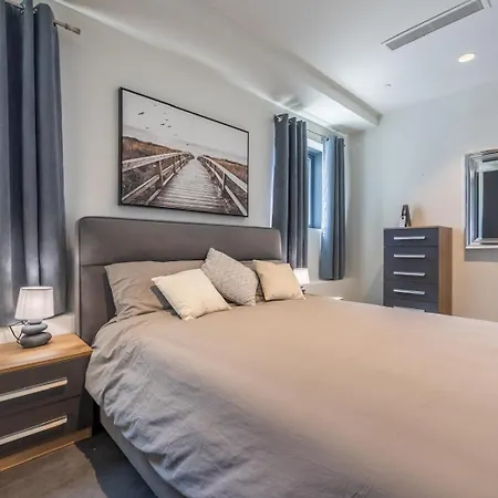 Lux Apt With Breathtaking Views In Mercury Towers By 360 Estates